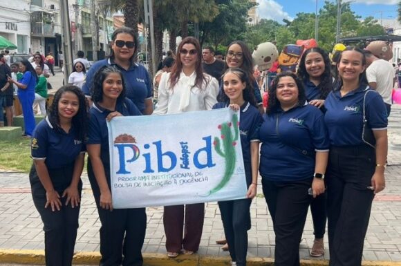 PIBID DE PEDAGOGIA DA FAFOPST NO DESFILE DE ANIVERSÁRIO DE 175 DE SERRA TALHADA.