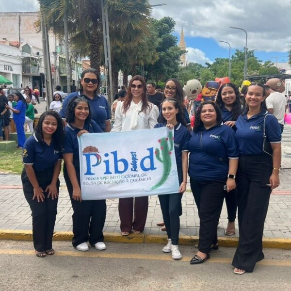 PIBID DE PEDAGOGIA DA FAFOPST NO DESFILE DE ANIVERSÁRIO DE 175 DE SERRA TALHADA.