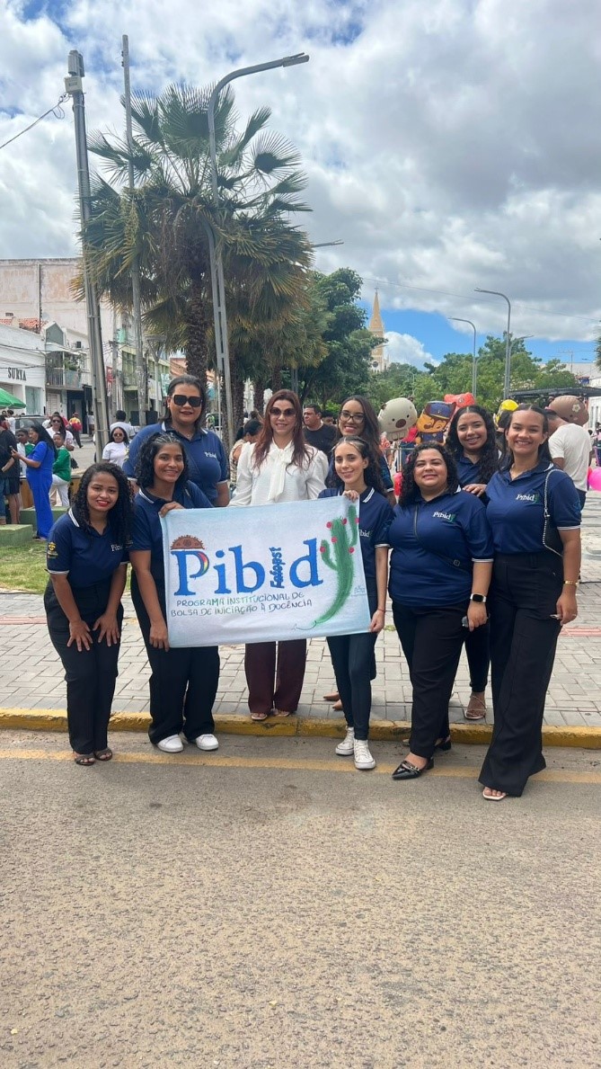 PIBID DE PEDAGOGIA DA FAFOPST NO DESFILE DE ANIVERSÁRIO DE 175 DE SERRA TALHADA.