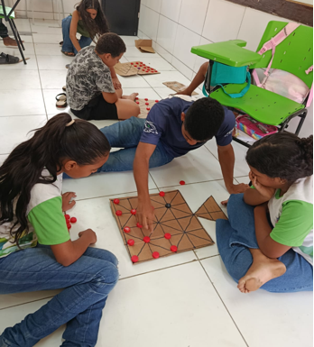 AÇÕES PIBID/FAFOPST 2024-2026 – PROFESSORA SUPERVISORA DO PIBID DE EDUCAÇÃO FÍSICA DA FAFOPST PUBLICA CAPÍTULO SOBRE BRINCADEIRAS E JOGOS INDÍGENAS NA SALA DE AULA EM E-BOOK.