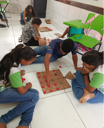 AÇÕES PIBID/FAFOPST 2024-2026 – PROFESSORA SUPERVISORA DO PIBID DE EDUCAÇÃO FÍSICA DA FAFOPST PUBLICA CAPÍTULO SOBRE BRINCADEIRAS E JOGOS INDÍGENAS NA SALA DE AULA EM E-BOOK.